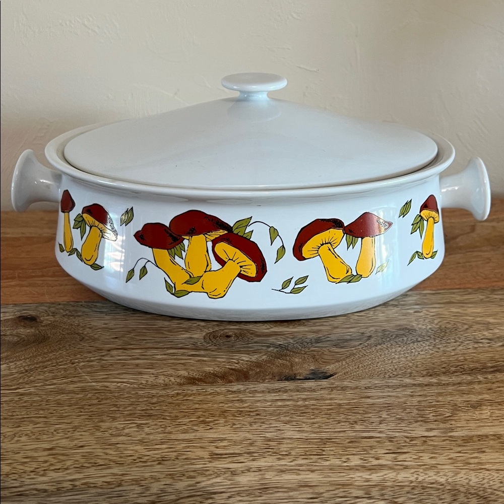 Vintage White Casserole Dish with Mushroom Design by Goodwood made in Japan - Picture 2 of 10